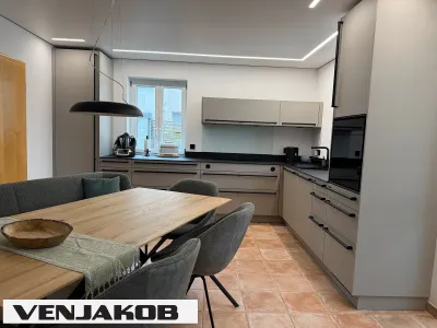 Venjakob Dining-Bereich mit Tisch, Stühlen und Sitzbank in einer Referenzküche von Möbel Gruber in Ingolstadt