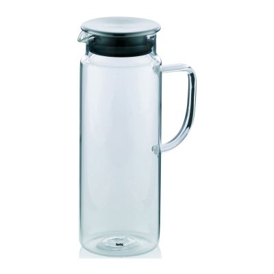 Hoher transparenter Saftkrug mit seitlichem Henkel und dunklem Deckel vor weißem Hintergrund