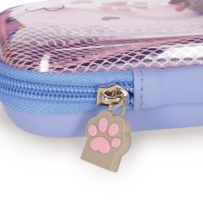 Lilafarbenes Federmäppchen im Katzen-Design, in Nahaufnahme mit rosafarbenem Pfoten-Reißverschlussanhänger gezeigt.