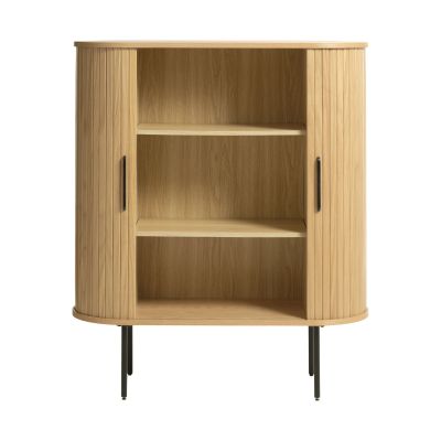 Moderner Holzschrank mit offenen Türen und Innenfächern auf zwei Ebenen