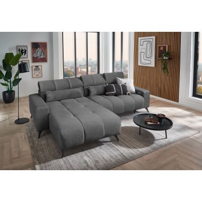 Dunkelgraues Ecksofa mit Ottomane links, verstellbaren Kopfstützen und Dekokissen in einem modern eingerichteten Wohnzimmer