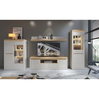 Wandboard in Weiß und Eiche als funktionale Ergänzung einer modernen Wohnwand über dem Fernseher