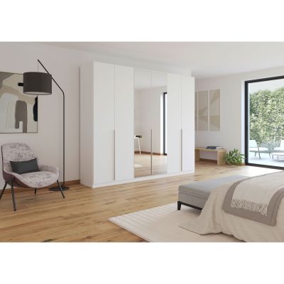 Weißer Kleiderschrank mit Spiegeltüren in einem hellen Schlafzimmer mit Holzfußboden und moderner Einrichtung