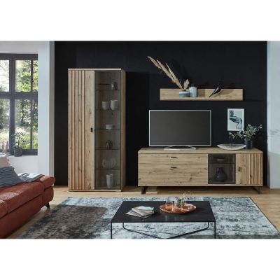 Moderne Wohnkombination mit Hochschrank TV-Lowboard und Wandregal in einem eingerichteten Wohnzimmer