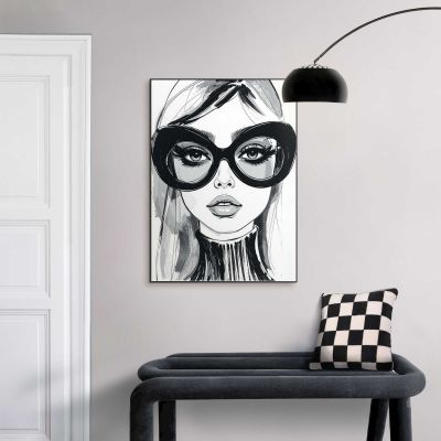 Das Wandbild „Fashion Glasses“ in Schwarz-Weiß, 50 × 70 cm, hängt in einem eingerichteten Wohnraum und zeigt die Größenwirkung an der Wand.