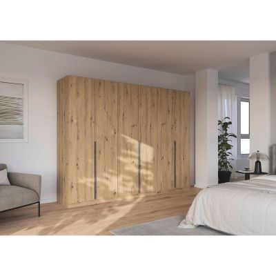 Moderner Kleiderschrank in Eiche Artisan mit sechs Türen in einem hellen Schlafzimmer mit Holzfußboden und Pflanzen