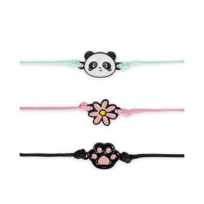 Drei Armbänder mit Panda- und Blumenanhängern, mit drei Armbändern und gut sichtbaren Anhängern waagerecht angeordnet.