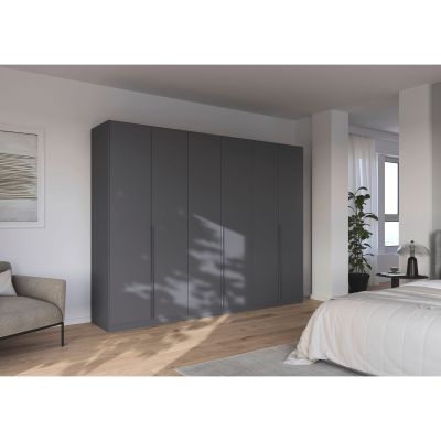 Moderner grau-metallicer Kleiderschrank mit sechs Türen in einem hellen Schlafzimmer mit Holzfußboden und Pflanzen