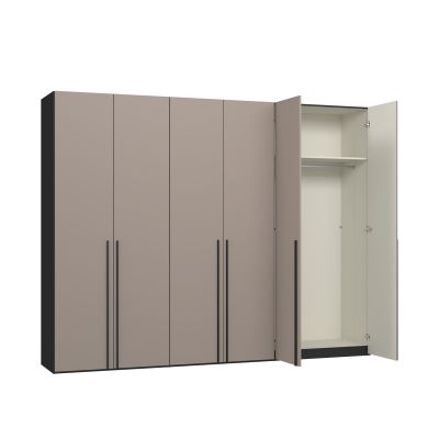 Mehrtüriger Kleiderschrank mit einer geöffneten Tür und sichtbarem Innenraum