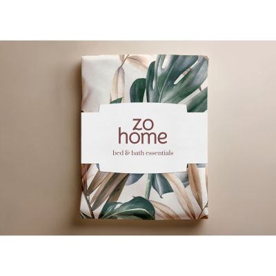 Bettwäsche Filippo in Natural, 135 x 200 cm: zusammengelegte Garnitur in der Produktverpackung mit großen tropischen Blättern in Grün- und Beigetönen.