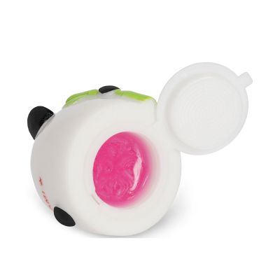 Lipgloss in einer runden Panda-Dose, seitlich geöffnet mit pinkfarbenem Lipgloss und aufgeklapptem Deckel dargestellt.