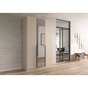 Champagnerfarbener Kleiderschrank mit Spiegeltür in einem hellen Raum mit Backsteinwand und moderner Einrichtung