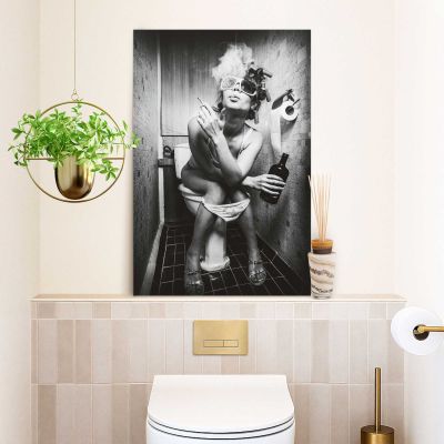 Das Wandbild „Toilet Pic“ in Schwarz-Weiß, 60 × 90 cm, hängt in einem eingerichteten Wohnraum und zeigt die Größenwirkung an der Wand.