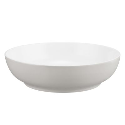 Schale in Grau und Weiß. flache runde Form mit grauer Außenseite und weißem Innenraum. Ansicht: schräge Ansicht von vorn.