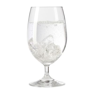 Universalglas gefüllt mit sprudelndem Getränk und Eiswürfeln
