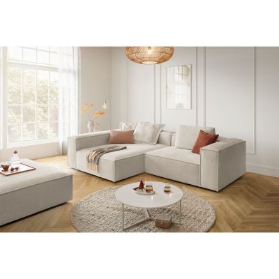Ecksofa in einem hellen Wohnzimmer mit Couchtisch Teppich und Dekoration