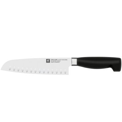 Santokumesser mit breiter Klinge und Kullen, Serie Vier Sterne von ZWILLING, Klingenlänge 180 mm, freigestellt auf weißem Hintergrund.