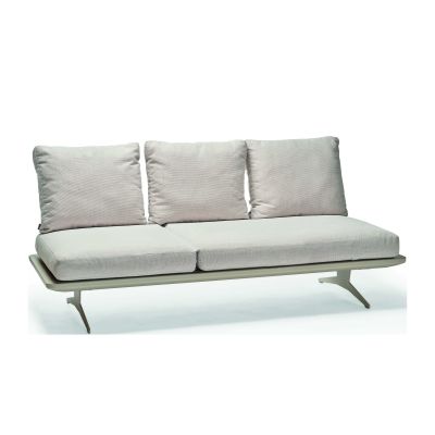 Dreisitziges Outdoor Sofa mit gepolsterten Sitz und Rückenkissen, freistehend vor weißem Hintergrund.