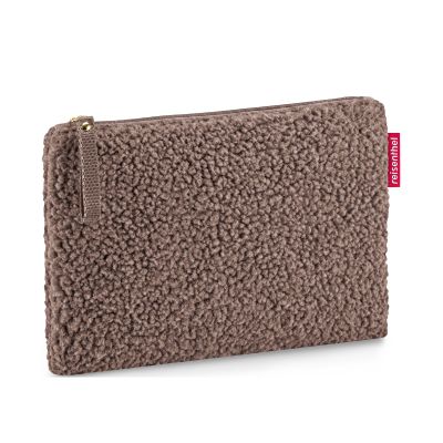 Reißverschlusstasche von Reisenthel, Modell Case 1, in Schokoladenbraun aus Teddyfleece, schräg von vorn mit Reißverschluss
