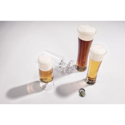 Drei Biergläser mit unterschiedlicher Größe und Füllmenge stehen auf hellem Untergrund in einer lockeren Anordnung.
