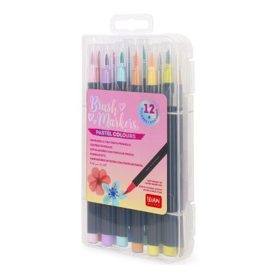 Zwölf Brushpens in Pastellfarben, in einer transparenten Kunststoffbox geschlossen dargestellt.