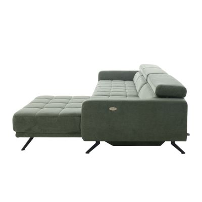 Seitenansicht eines grünen Ecksofas Interliving 4303 mit linker Recamiere, breiter Armlehne und schwarzen Metallfüßen