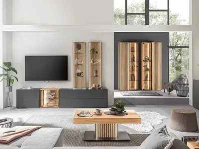 Modernes Wohnzimmer mit hellen Wänden und Böden in Weiß und Hellgrau, Wohnmöbel in hellem Holz und Anthrazit mit Couchtisch, TV-Board und Vitrine