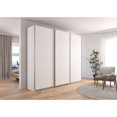 Großer weißer Kleiderschrank mit Schiebetüren in einem modernen hellen Wohnraum