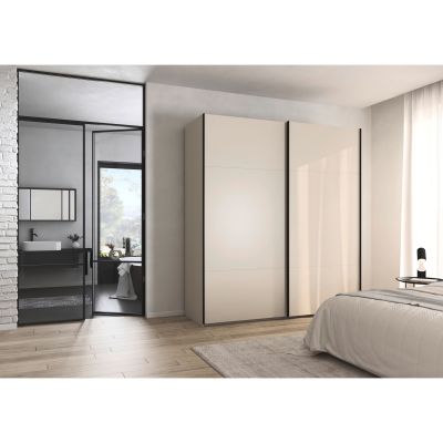 Schwebetürenschrank in Champagner, in einem Schlafzimmer-Milieu gezeigt.