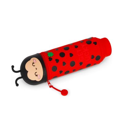 Rotes 2-in-1-Silikon-Federmäppchen im Marienkäfer-Design, geschlossen waagerecht auf weißem Hintergrund dargestellt.