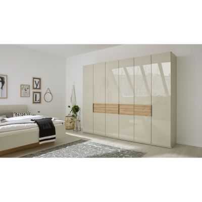 Moderner Kleiderschrank Interliving 1026 mit glänzenden Fronten und horizontaler Holzapplikation in einem hell eingerichteten Schlafzimmer