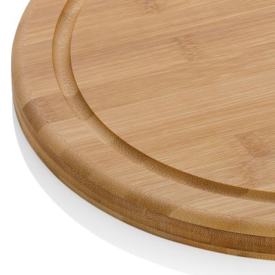 Nahaufnahme des hellbraunen Holzschneidebretts mit umlaufender Rille abgerundetem Rand und sichtbarer Holzmaserung