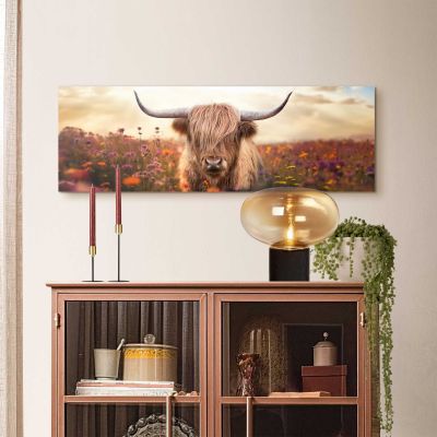 Das Wandbild „Spring Highlander“ in Braun, 30 × 90 cm, hängt in einem eingerichteten Wohnraum und zeigt die Größenwirkung an der Wand.