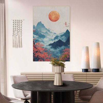 Das Wandbild „Japanese Landscape“ in Blau, 90 × 60 cm, hängt in einem eingerichteten Wohnraum und zeigt die Größenwirkung an der Wand.