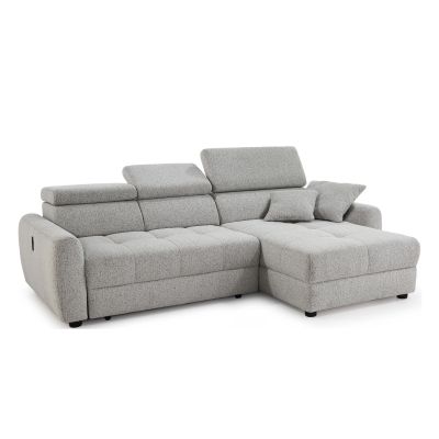 Modernes hellgraues Ecksofa mit breiten Armlehnen, verstellbaren Kopfstützen und Zierkissen vor hellem Hintergrund