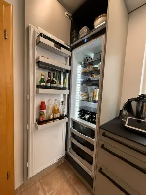Offener Kühlschrank mit Stauraum im oberen Bereich der Schüller Küche
