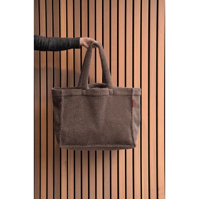 Shopper von Reisenthel, Modell Softshopper, in Schokoladenbraun aus Teddyfleece, von einer Person an den kurzen Griffen getragen
