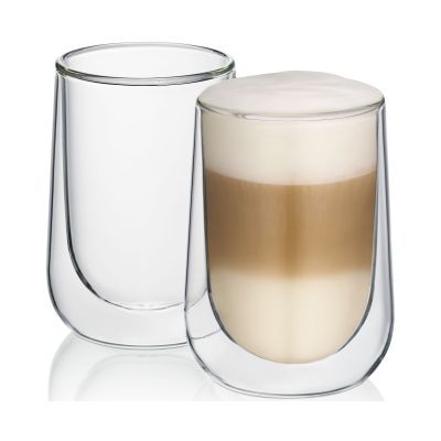 Doppelwandiges Latte Macchiato Glas mit geschichtetem Latte Macchiato neben leerem Glas