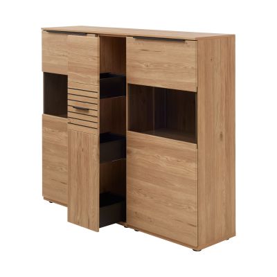 Interliving 2032 Highboard in Eiche natur mit herausgezogenem Schubkasten und sichtbarem Stauraum im Inneren