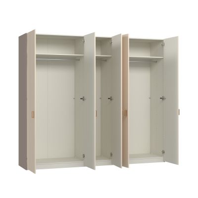 geöffneter fünftüriger Kleiderschrank mit sichtbaren Kleiderstangen und Einlegeböden