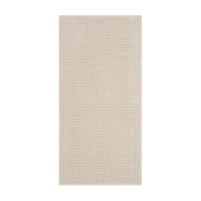 Duschtuch in der Farbe Travertin, flach auf weißem Hintergrund gezeigt; die fein geometrisch strukturierte Oberfläche ist über die gesamte Fläche sichtbar.