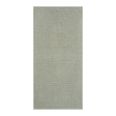 Handtuch in der Farbe Seegras, flach auf weißem Hintergrund gezeigt; die fein geometrisch strukturierte Oberfläche ist über die gesamte Fläche sichtbar.