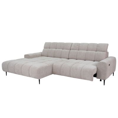 Schräge Vorderansicht des hellgrauen Ecksofas mit ausgezogenem Sitz rechts, Ottomane links und schwarzen Metallfüßen