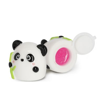 Lipgloss in einer runden Panda-Dose, mit offenem Deckel und sichtbarer pinkfarbener Lipglossfläche von oben dargestellt.