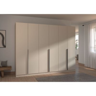 Großer Kleiderschrank in Champagner mit vier Drehtüren und langen Griffen in einem hellen Wohnraum mit Holzbank und dekorativen Wandbildern