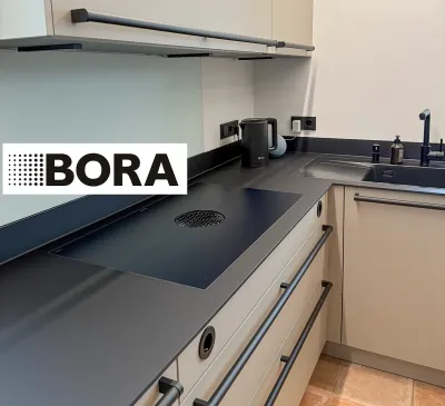 BORA Kochfeld mit integriertem Muldenlüfter in einer Referenzküche von Möbel Gruber in Ingolstadt