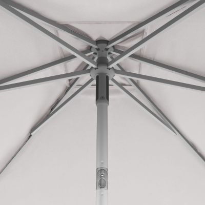 Detailaufnahme der silbernen Streben und des weißen Masts unter dem hellgrauen Schirmdach, stabile Konstruktion sichtbar.