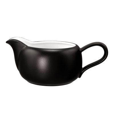 Sauciere in Mattschwarz. Darstellung: Seitenansicht. Merkmale: niedrige bauchige Form mit Ausguss und Henkel.