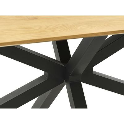 Nahaufnahme des Kreuzgestells aus schwarzem Metall unter der Tischplatte mit sichtbarer Holzstruktur.