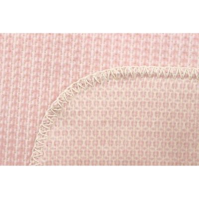 Nahaufnahme der Babydecke Cotton rose mit abgerundeter Ecke, heller Einfassung und fein gewebter Struktur.